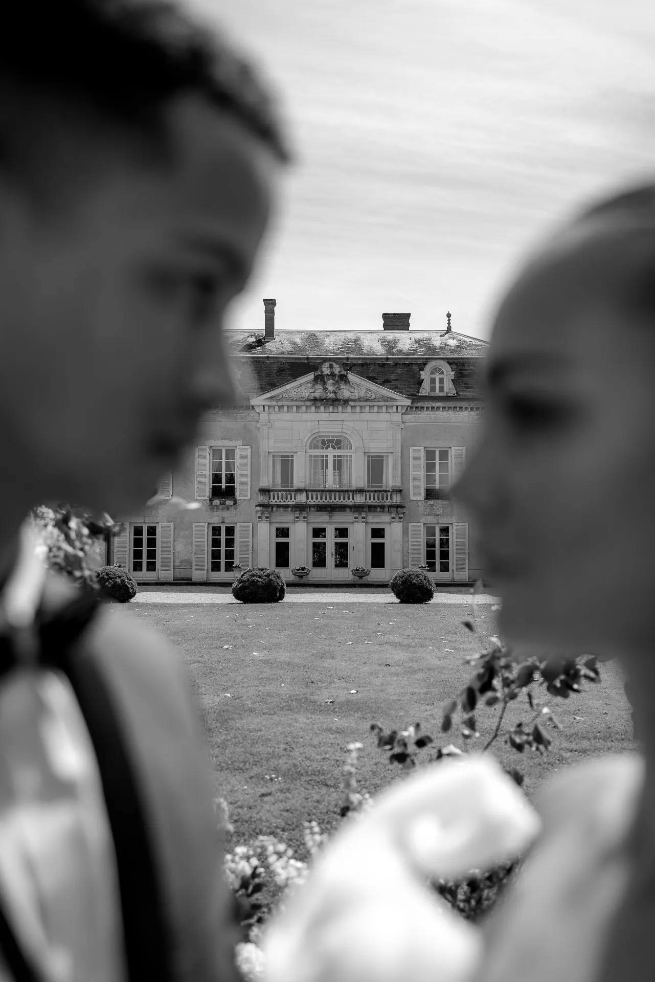 Künstlerisches Schwarz-Weiß Portrait des Brautpaares vor dem Chateau de Varennes mit Tiefenunschärfe